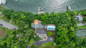 Lake house w/ indr pool and jacuzzi